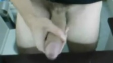 Gay à grosse bite se branle et jouit devant la cam
